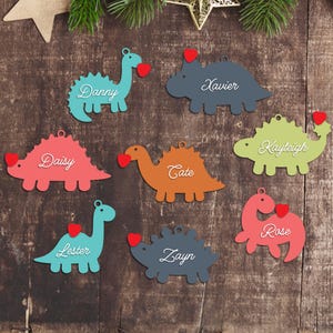 8 かわいいバレンタイン ベビー恐竜キーチェーン SVG、レーザーカット ファイル Glowforge、シルエット Cricut、バッグ バスケット タグ ハンガー、子供用パーソナライズ名前