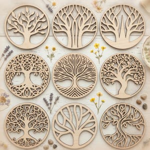 Op de afbeelding: Negen houten onderzetters met levensboomontwerpen. Elke onderzetter is rond en heeft een andere ingewikkelde boomcarving in een cirkelvormig frame. Het hout heeft een natuurlijke, lichtbruine kleur en de ontwerpen variëren.