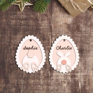 Ausgebogter Hase Butt Tags SVG, Osterei Korb Tag, Laser Cut Dateien Glowforge Silhouette Cricut, personalisierter Name Schlüsselanhänger Holz Acryl