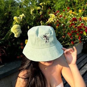 Cappello da pescatore ricamato con topo verde e marrone