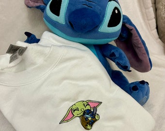 Suéter unisex bordado con bebés extraterrestres abrazándose