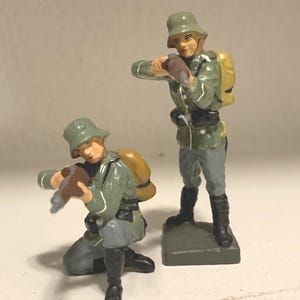 Pair of Vintage German toy soldiers Lineol Circa 1930s