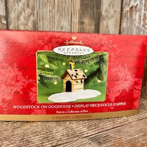 2000 Hallmark Woodstock on Doghouse Display Piece Peanuts Snoopy Ornament