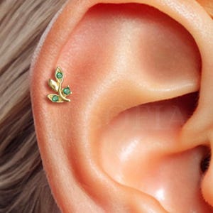 18G Emerald Leaf Internally Threaded Labret - Flat back earring - Tragus stud - Helix earring - Helix stud - Conch earring - Cartilage stud