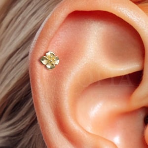18G sierlijke bloem labret met inwendig schroefdraad - kraakbeenoorbel - helixknop - tragusbloemoorbel - schelppiercing - platte achterkant oorbel