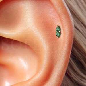18G labret met dubbele smaragd met inwendig schroefdraad - kraakbeenoorbel - tragusknop - helix - schelpoorbel - kraakbeenknop - oorbel met platte achterkant
