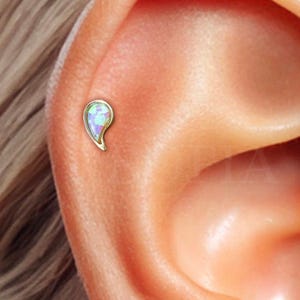 18G kleine blauwe opaal labret met inwendig schroefdraad - oorbellen kraakbeen - helix stud - tragus stud - conch piercing - platte achterkant oorbel