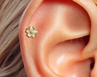 Labret z płaskim tyłem i kwiatkiem 18G: srebrny kolczyk ze spiralą, tragusem i muszlą