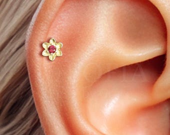 Kolczyk do chrząstki z rubinowym stokrotkiem: sztyft ze srebra próby 925 w kształcie helisy, platerowany 18-karatowym złotem