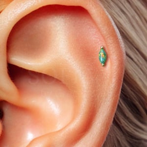Petit labret à filetage interne avec opale verte verte 18G - Boucles d'oreilles cartilage - Clou hélicoïdal - Clou tragus - Piercing conque - Boucle d'oreille arrière plat