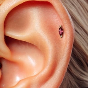 Pendientes de cartílago con rosca interna y forma de marquesa con rubí delicado de 18 quilates, piercing para labio, piercing para hélix, piercing para trago, piercing para caracola y piercing con parte posterior plana