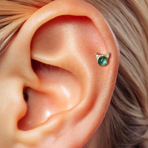 18G Polished Emerald Cat Flat Back Labret - 925 Sterling Silver - cartilage earring - tragus stud - helix stud - conch - helix piercing