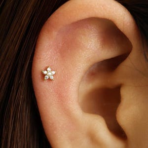 18G Tiny Diamond Flower Internally Threaded Labret - Cartilage earrings - Helix Stud - Tragus Stud - Conch Piercing - Flat Back Earring