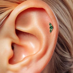 18G Dainty Emerald Climber Internally Threaded Labret - Cartilage earrings - Helix Stud - Tragus Stud - Conch Piercing - Flat Back Earring