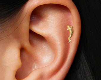 Orecchino a cartilagine di pesce koi in oro 18 carati: labret piatto in argento sterling