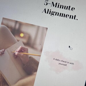 Może przedstawiać: Strona cyfrowego planera z tekstem "5-Minute Alignment". Ręka pisze w notatniku ołówkiem. Widoczny jest również tekst "A daily check in with yourself".