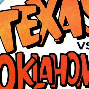 Peut inclure: Une illustration vintage d'une mascotte de dessin anim&eacute; avec un grand texte "TEXAS vs. OKLAHOMA" en rouge et orange.