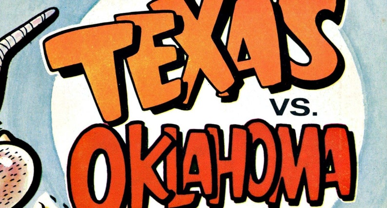 Peut inclure: Une illustration vintage d'une mascotte de dessin anim&eacute; avec un grand texte "TEXAS vs. OKLAHOMA" en rouge et orange.