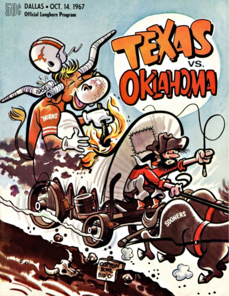 Peut inclure: Une illustration de dessin anim&eacute; vintage d'un mascotte Texas Longhorn tirant un chariot avec un cow-boy et un cheval. Le chariot est &eacute;tiquet&eacute; "Cotton Bowl Big D". Le texte "Texas vs. Oklahoma" est en grandes lettres audacieuses en haut de l'image.
