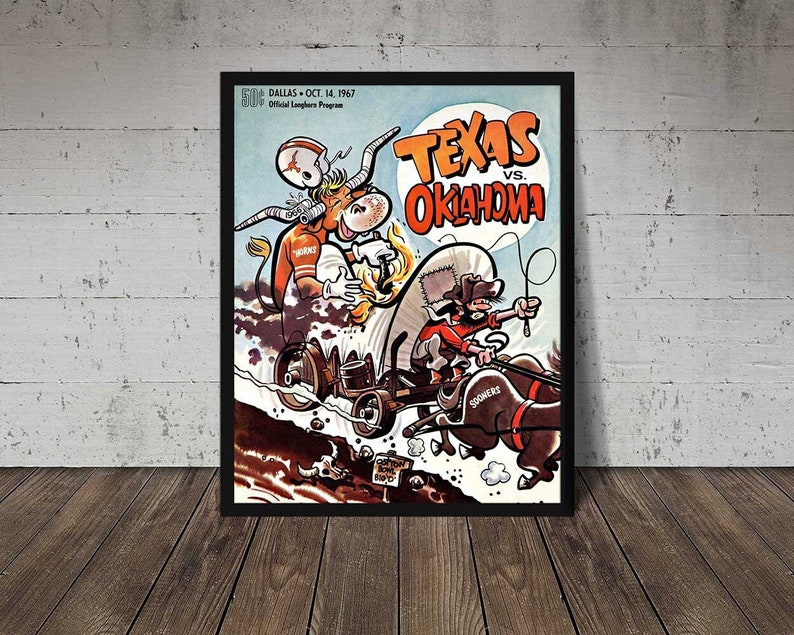 Peut inclure: Une illustration de bande dessin&eacute;e vintage du mascotte des Texas Longhorns en train de combattre le mascotte des Oklahoma Sooners. Le Longhorn charge en avant avec une tra&icirc;n&eacute;e de feu derri&egrave;re lui, tandis que le Sooner est &agrave; cheval tirant un chariot. Le texte "Texas vs. Oklahoma" est imprim&eacute; au-dessus des mascottes. Le texte "Dallas - Oct. 14, 1967" est imprim&eacute; dans le coin sup&eacute;rieur gauche.