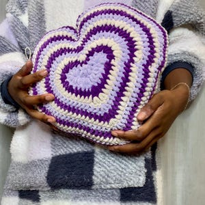 Crochet Heart Pillow – Plush Purple Heart Cushion – Handmade Decorative Throw Pillow – Cozy Crochet Home Decor – Soft Velvet Yarn Cushion