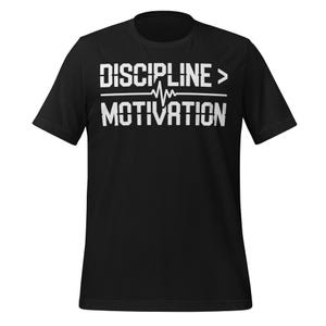 Discipline Over Motivation Workout Shirt Fitness Mindset Gym Tee Hustle Hard Gymwear Selbstzucht Shirt für Athleten und Trainer