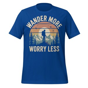 Camiseta &quot;Wander More Worry Less&quot;: camiseta retro de senderismo con montañas al atardecer, ideal para amantes de la naturaleza, ideal como regalo para campistas.