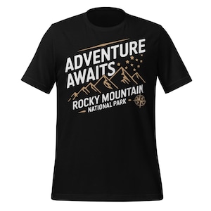 Camiseta Adventure Awaits Rocky Mountain National Park, Compass Stars, Hiking Trail, Nature Explorer para campistas y entusiastas de las actividades al aire libre