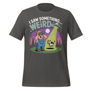 面白いエイリアン誘拐Tシャツ | 何か奇妙な牛のUFO Tシャツ | レトロな宇宙漫画シャツ | 男性にも女性にも喜ばれるSFユーモアギフト