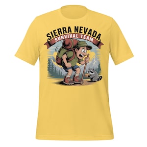 シエラネバダサバイバルチームシャツ - アライグマの漫画が描かれた面白いハイキングTシャツ。キャンパー、バックパッカー、トレイルファンのためのアウトドアユーモアTシャツ