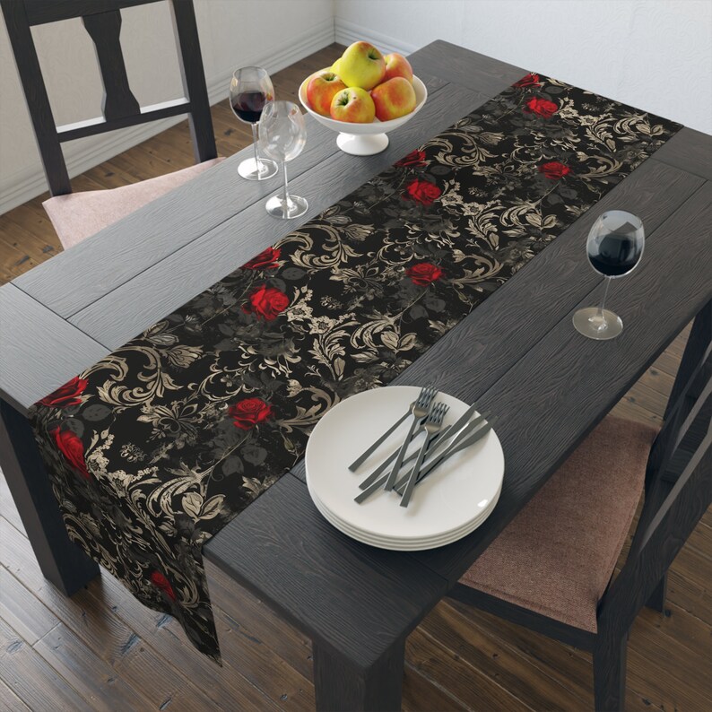 Chemin de table gothique, chemin de table noir, décoration unique, revêtement de table gothique, décoration d'Halloween, chemin de table rose rouge, décoration d'intérieur gothique image 2