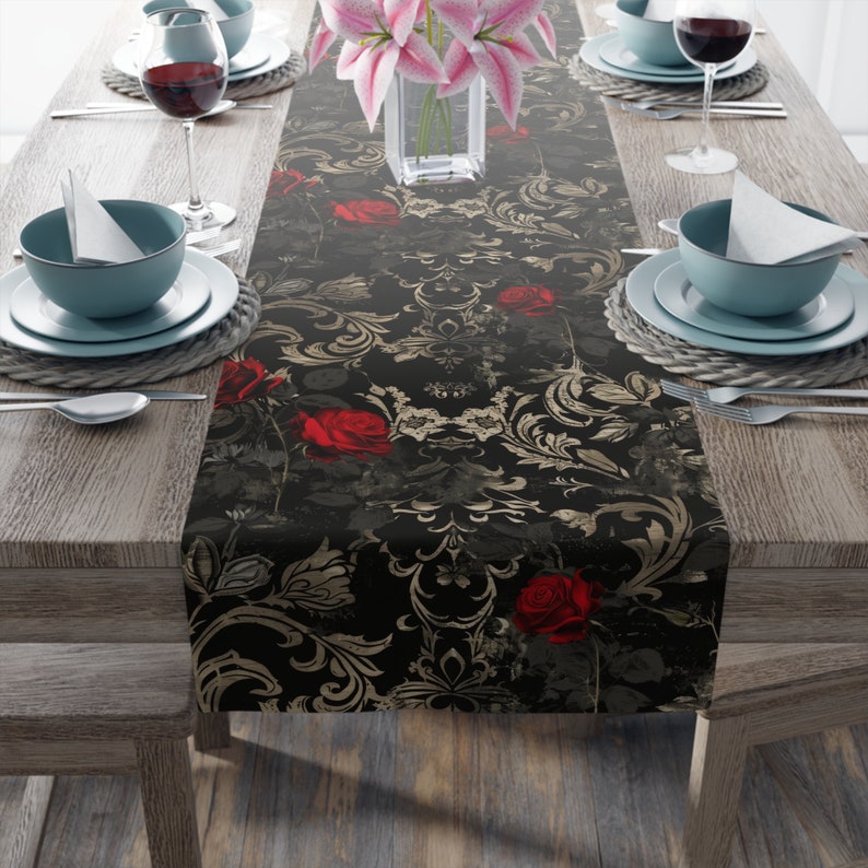 Chemin de table gothique, chemin de table noir, décoration unique, revêtement de table gothique, décoration d'Halloween, chemin de table rose rouge, décoration d'intérieur gothique image 1