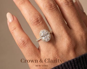 Anello di fidanzamento ovale con pavé di diamanti, fascia tempestata di diamanti, oro giallo 18 carati, diamante sintetico certificato IGI, colore D-F, purezza VVS-VS1, realizzato a mano a New York.