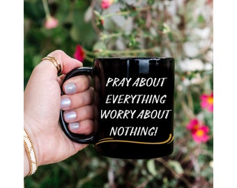 Taza de cerámica negra motivacional, Ora por todo, 325 ml
