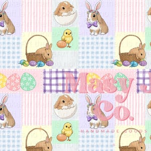 Pode incluir: Padrão repetitivo com ilustrações de Páscoa. O design inclui coelhos com coroas de flores e gravatas borboleta, pintinhos, ovos de Páscoa e cestas cheias de ovos. O fundo é um patchwork de cores pastel e padrões xadrez vichy.