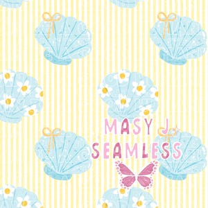Könnte beinhalten: Nahtloses Muster mit hellblauen Muscheln mit gelben Schleifen und weißen Gänseblümchen-Akzenten, vor einem gelb-weiß gestreiften Hintergrund. Der Text "Masy J Seamless" und ein rosa Schmetterling sind ebenfalls enthalten.