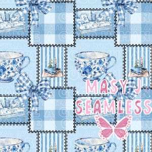 Puede incluir: Un patrón sin costuras con tazas de té florales azules y blancas, sofás, libros y lazos sobre un fondo azul claro. El diseño incluye el texto "MASY J SEAMLESS" y una mariposa rosa. El patrón es un diseño de patchwork.