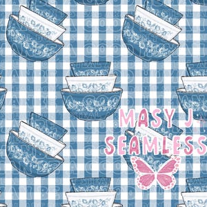 Puede incluir: Patrón sin costuras con pilas de cuencos azules y blancos con estampado floral sobre un fondo de cuadros de vichy azul y blanco. El texto "MASY J SEAMLESS" se muestra con una mariposa rosa.