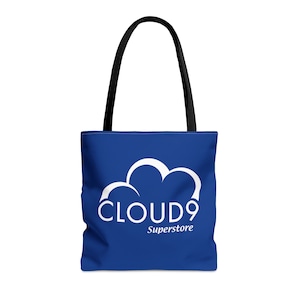 以下が含まれることがあります： 黒いハンドルと白い雲が描かれた青いトートバッグ。雲には「CLOUD9 Superstore」の文字が書かれています。