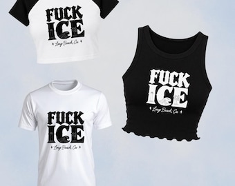 以下が含まれることがあります： 白と黒のラグランクロップトップ、白いTシャツ、黒いノースリーブのクロップトップ。各衣類には、太字でFUCK ICEとLong Beach, Caの文字が記されており、灯台、波、ヤシの木のグラフィックアイコンがデザインされています。