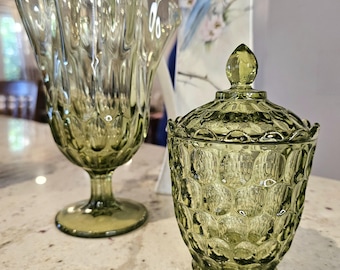 Azucarero Fenton de cristal verde colonial con huella dactilar y bordes festoneados.