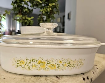 Corning Ware lågprofilerad vit gryta med lock, gul ugnsform med aprilmönster, rymmer 1 1/2 liter.