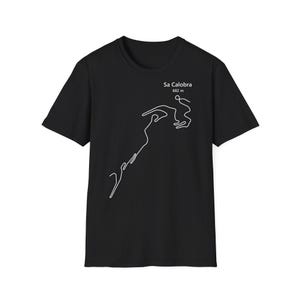 以下が含まれることがあります： 白い山脈のアウトラインと「Sa Calobra 682 m」のテキストが書かれた黒いTシャツ。