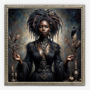 Op de afbeelding: Een ingelijst portret van een vrouw met een donkere huid en dreadlocks, versierd met sieraden en een zwarte jurk. Ze houdt gedroogde planten in elke hand, met een raaf op haar schouder. Het kunstwerk heeft een gotisch en mystiek thema.