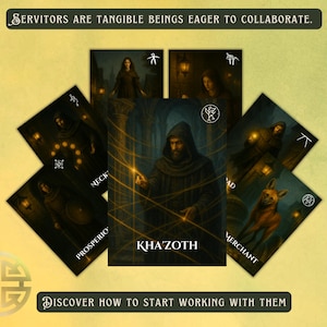 Può includere: Un set di carte dei tarocchi con immagini oscure e mistiche. La carta centrale presenta una figura in abito con il testo "KHA'ZOTH". Altre carte mostrano figure e una volpe, con testi come "NECK", "PROSPERIO" e "MERCHANT". Lo striscione in alto recita "SERVITORS ARE TANGIBLE BEINGS EAGER TO COLLABORATE."