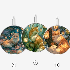 Peut inclure: Trois chargeurs sans fil circulaires avec des illustrations de renards. Le chargeur 1 montre un renard en forêt avec des lumières. Le chargeur 2 représente un renard près d'une lanterne. Le chargeur 3 affiche un renard près d'un arbre.