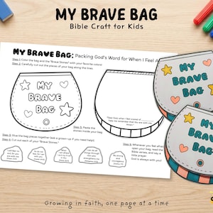 Könnte beinhalten: Ein ausdruckbares Bastelblatt mit dem Titel My Brave Bag: Bible Craft for Kids, das Anleitungen und Umrisse für eine Tasche und Steine enthält. Zwei fertig ausgemalte Papiertaschen mit blaugrünem Text und gelben Sternen liegen neben dem Blatt.