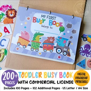 Può includere: Un libro di attività rilegato a spirale intitolato My First Busy Book belongs to, con una colorata illustrazione di un treno con un maiale, un coccodrillo, un orso e un elefante nei vagoni. Intorno al libro ci sono varie forme ritagliate, tra cui un leone, un polpo e lettere.