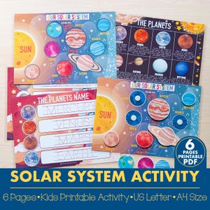 Puede incluir: Un conjunto de imprimibles educativos coloridos con el sistema solar. Los diseños incluyen ilustraciones de planetas, el sol y texto educativo relacionado. El texto incluye "Our Solar System", "The Planets" y "Solar System Activity".
