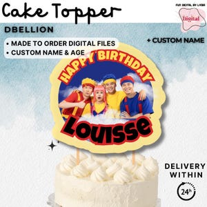 Peut inclure: Un cake topper avec le texte "Cake Topper" et "Happy Birthday Louise". Le topper présente une photo d'un groupe de personnes. Le gâteau est blanc avec du glaçage blanc.